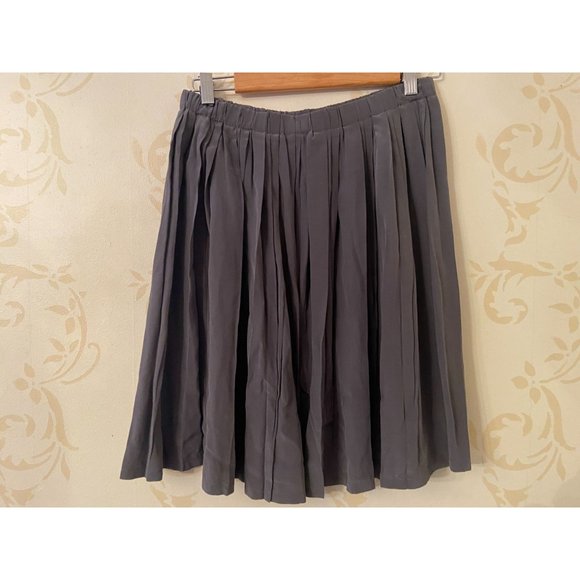 Ladies Size 6 Martin + Osa Gray 100% Silk Pleated Skirt - Picture 3 of 3